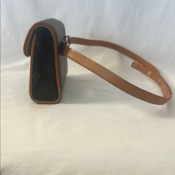 Louis Vuitton Monogram Crossbody Bag - Picture 3 of 10